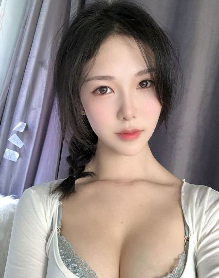 在办公室被三个老板玩弄_蓝光在线视频播放